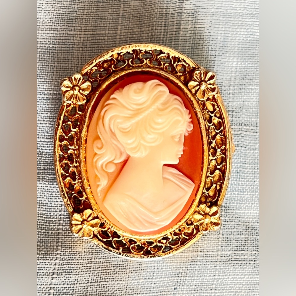 Vintage Sarah Coventry Genuine Hand Carved Shell Cameo Brooch Pendant